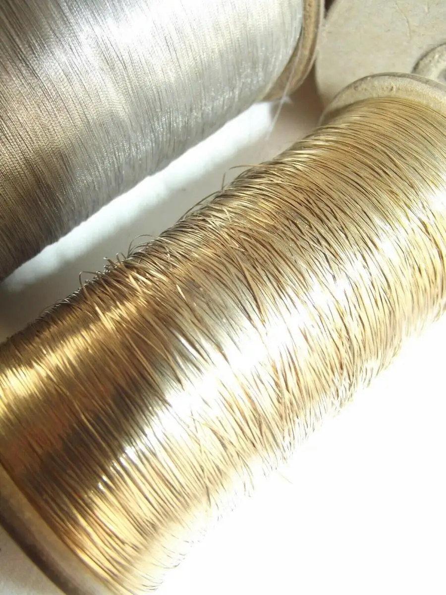 Lot von 17 Rollen antiken Gold und Silber Garn Gespinst usw.. über 4 Kilo 7
