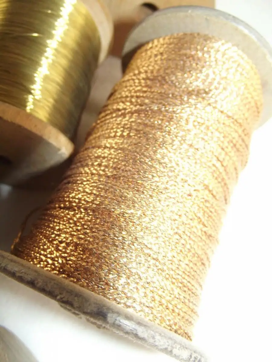 Lot von 17 Rollen antiken Gold und Silber Garn Gespinst usw.. über 4 Kilo 8