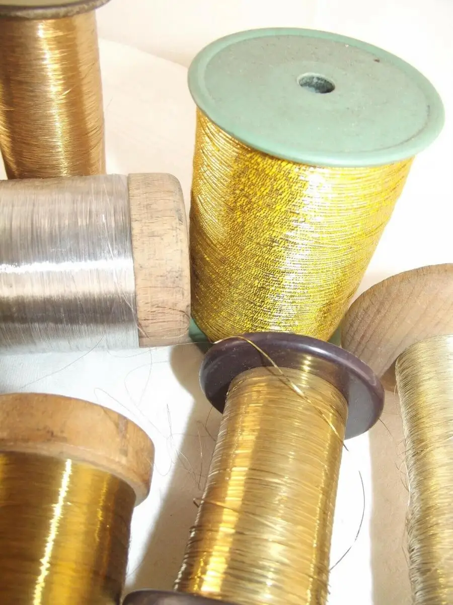 Lot von 17 Rollen antiken Gold und Silber Garn Gespinst usw.. über 4 Kilo 9