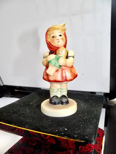 Goebel ; Hummel Figur 239/B Mädchen mit Puppe 8,5 cm