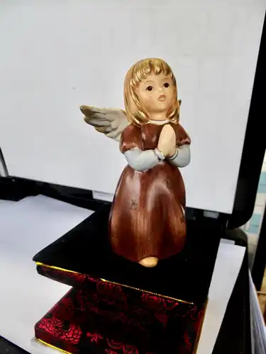 Weihnachten Goebel ; Engel betet 12,5 cm