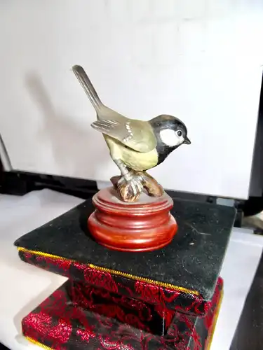Goebel Porzellan Vogel  "Meise" auf Podest