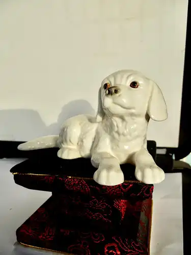 Goebel ; Niedlicher Hund liegend 7,5 cm x 13,5 cm