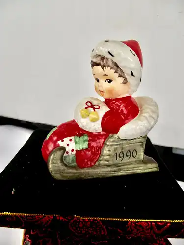 Weihnachten Goebel ; Charlot Byj , Kind im Schlitten Weihnachtsmann 8 cm - 1990