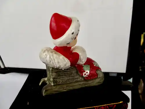 Weihnachten Goebel ; Charlot Byj , Kind im Schlitten Weihnachtsmann 8 cm - 1990