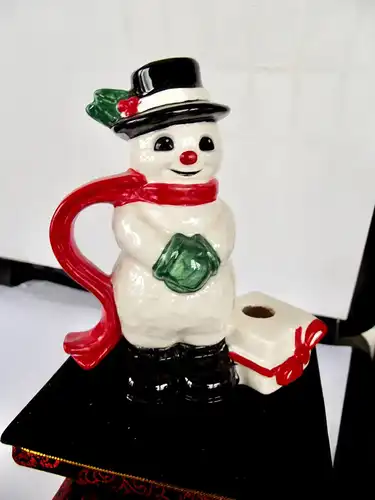 Weihnachten Goebel ; Schneemann mit Geschenk als Kerzenhalter 12 cm