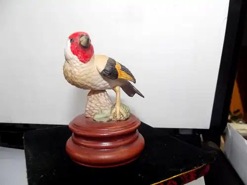Goebel ; Porzellan Vogel  "Stieglitz" auf Podest 7,5 cm