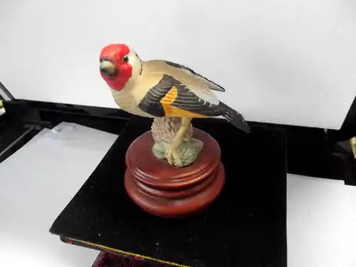 Goebel ; Porzellan Vogel  "Stieglitz" auf Podest 7,5 cm
