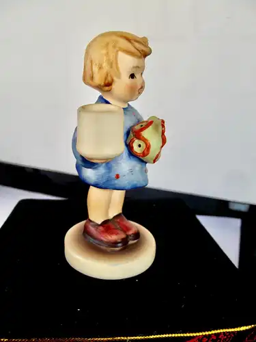 Goebel ; Hummel Figur Nr. 15 Mädchen mit Blumenstrauß / Kerzenständer 9 cm
