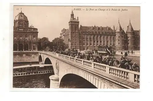 AK Frankreich ; Paris, Pont au Change mit Justiz Palast Brücke belebt