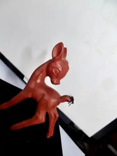 Goebel ; Walt Disney Bambi  Reh mit Fliege am Schwanz 9,5 cm / Braun