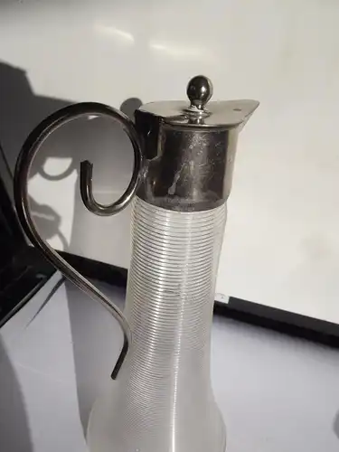 Kleine Rillenglas Karaffe mit Metallmontierung 22 cm