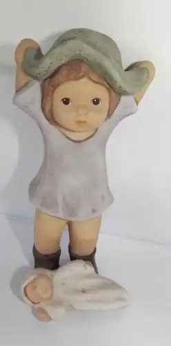 Goebel ; Nina & Marco Limpke Porzellan Figur mit Hut und Baby Puppe H 12,5 cm