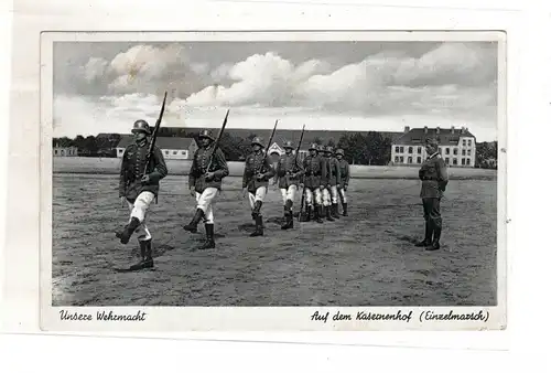 AK Militär WK2 Unsere Wehrmacht auf dem Kasernenhof Einzelmarsch