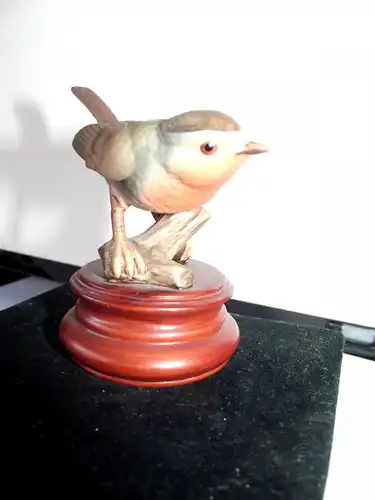 Goebel Porzellan Vogel  "Rotkehlchen" auf Podest