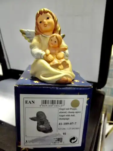 Goebel ; Weihnachten ; Engel mit Puppe sitzend 8,5 cm Champagner