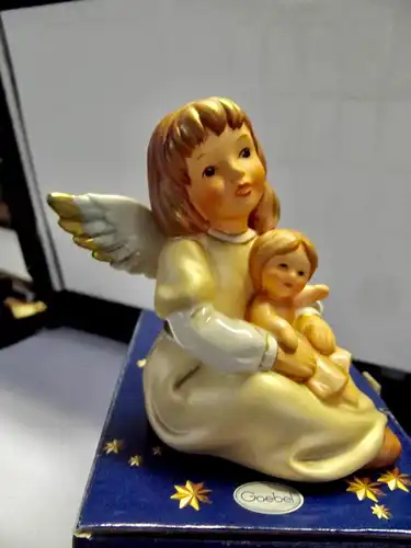 Goebel ; Weihnachten ; Engel mit Puppe sitzend 8,5 cm Champagner