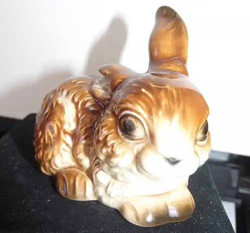 Ostern Goebel ; Osterhase mit angelegten Ohr Osterdekoration 8,5 cm x 6,5 cm