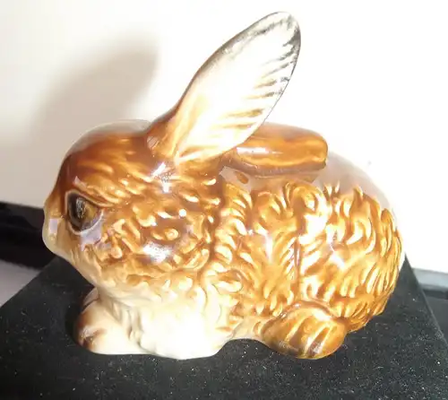 Ostern Goebel ; Osterhase mit angelegten Ohr Osterdekoration 8,5 cm x 6,5 cm