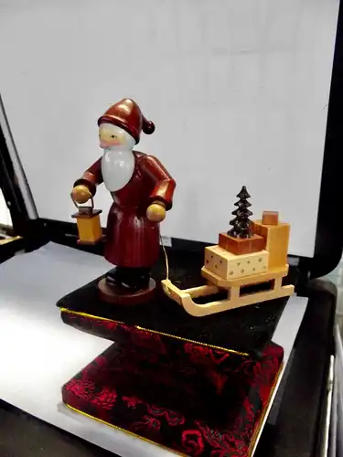 Erzgebirge Volkskunst; KDE Ellmann Weihnachtsmann mit Schlitten 10 cm
