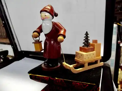 Erzgebirge Volkskunst; KDE Ellmann Weihnachtsmann mit Schlitten 10 cm