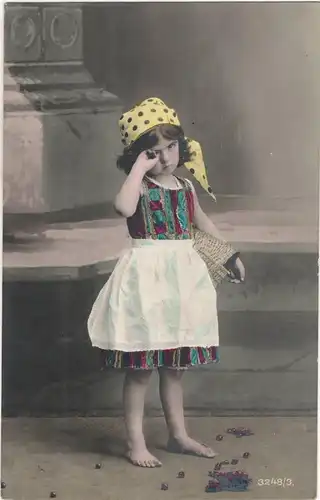 AK Motiv Karte Kinder ; Niedliches Mädchen mit Schürze und Kopftuch weint 1907