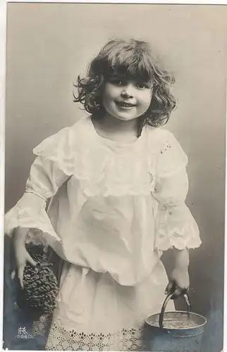 AK Motiv Karte Kinder ; Niedliches Mädchen mit Eimer in der Hand 1905