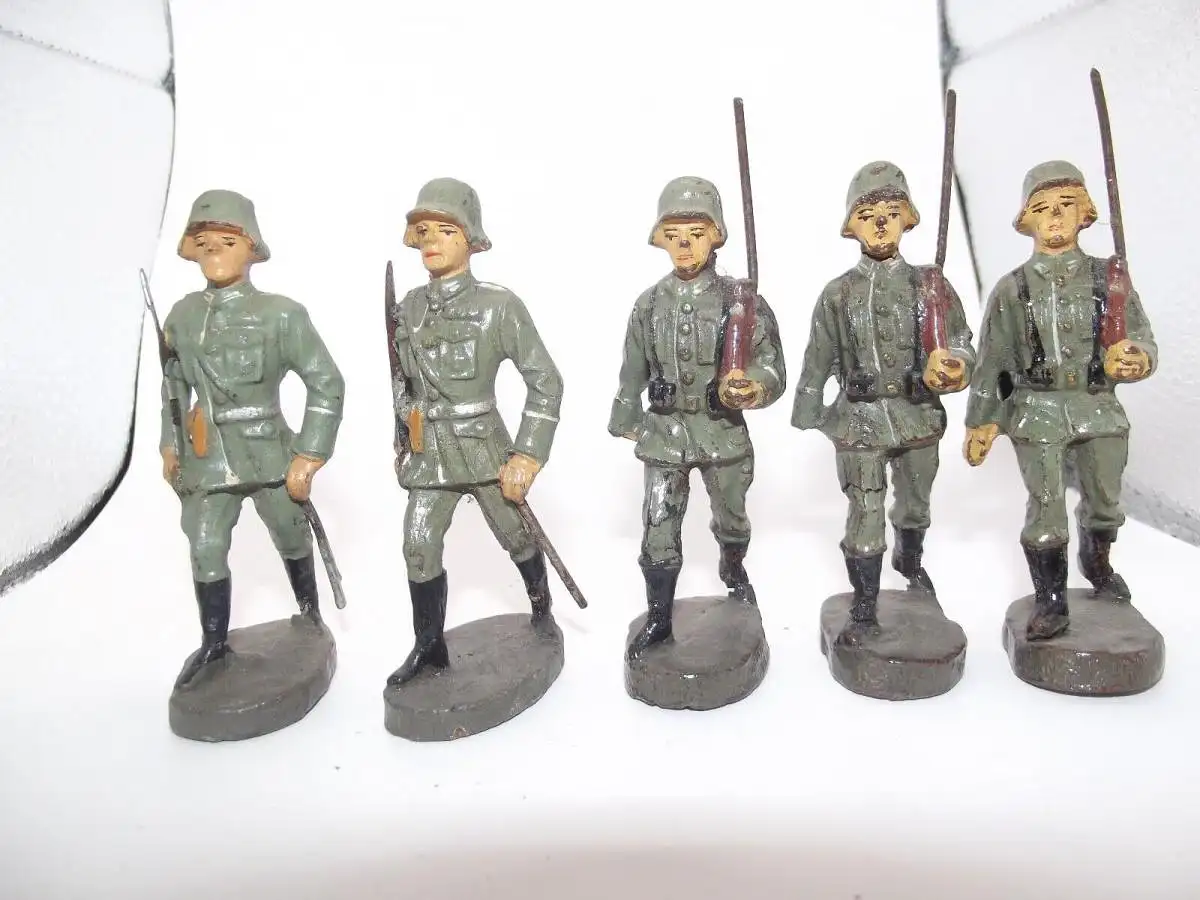 Hausser - Elastolin Heer :   5 Wehrmacht Soldaten marschieren