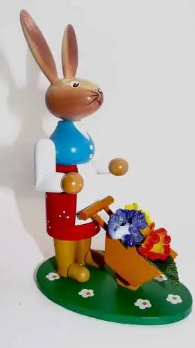 Erzgebirge Volkskunst Osterhase als Gärtner mit Schubkarre mit Blumen