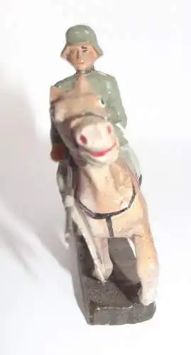 Elastolin Soldat auf Pferd reitet mit Fahne Blech  Militär WK2 Masse Spielzeug