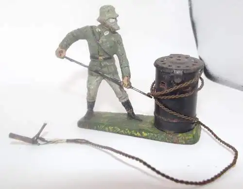 Lineol 7,5 cm Seltener Soldat mit Gasmaske und elektr. Nebeltopf