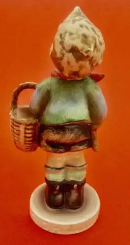 Goebel ; Hummel Figur ;  Dorfbub Junge mit Korb 10 cm