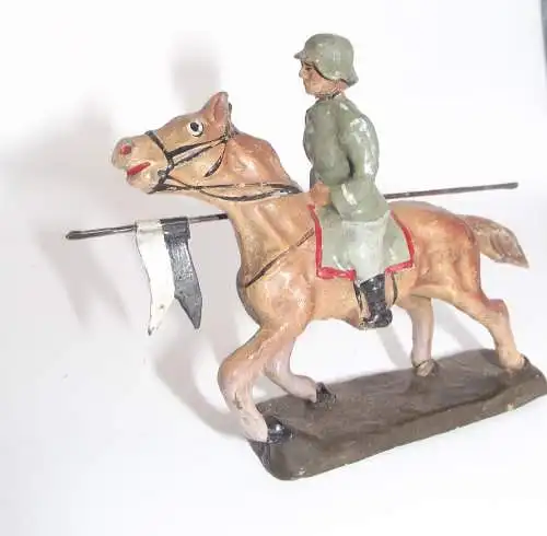 Elastolin Soldat auf Pferd reitet mit Fahne Blech  Militär WK2 Masse Spielzeug
