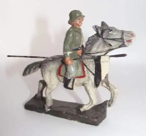 Elastolin Soldat auf Pferd reitet mit Fahne aus Blech  Militär WK2