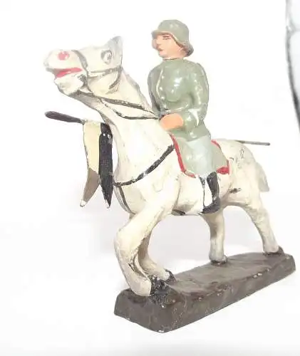 Elastolin Soldat auf Pferd reitet mit Fahne aus Blech  Militär WK2