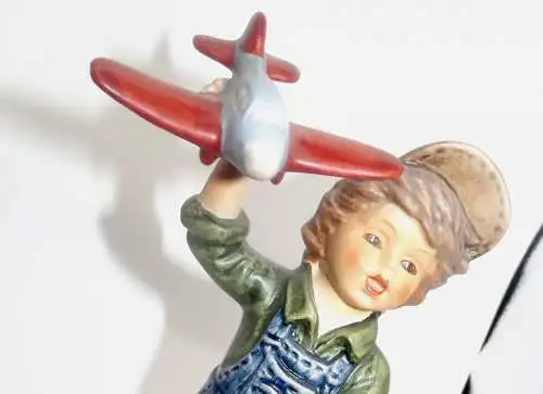 Goebel ; Today's Children Junge spielt mit Flugzeug 1981 / Höhe 15,5 cm