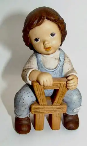 Goebel ; Nina & Marco Limpke Porzellan Figur Marco sitzt auf einen Stuhl 13 cm