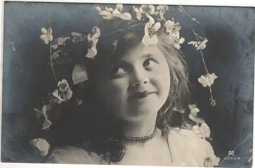 AK Motiv Karte Kinder ; Niedliches Mädchen mit Blumen in den Haaren verträumt