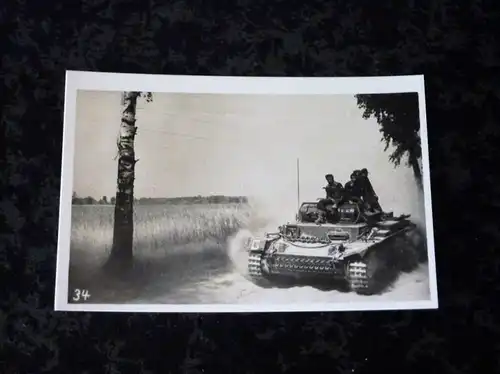 Echtfoto, Regimentsserie, Rußland , WW2,  Panzer mit Besatzung auf Landstraße, Deutschland, Wehrmacht