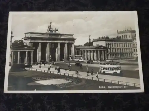 Ansichtskarte, Postkarte, Berlin, Brandenburger Tor mit Autos und Bussen, gel. , Winterhilfe