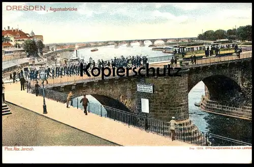 ALTE POSTKARTE DRESDEN AUGUSTUSBRÜCKE MIT MILITÄR-PARADE SOLDATEN Soldats Uniform Military Strassenbahn Tramway Tram