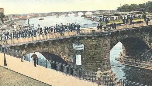 ALTE POSTKARTE DRESDEN AUGUSTUSBRÜCKE MIT MILITÄR-PARADE SOLDATEN Soldats Uniform Military Strassenbahn Tramway Tram