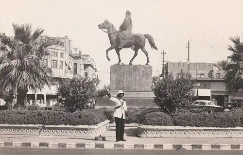 ALTE POSTKARTE BAGHDAD KING FAISAL I STATUE POLICEMAN OFFICER Police Polizist Bagdad Irak Iraq postcard AK Ansichtskarte