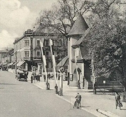 ALTE POSTKARTE NEURUPPIN FRIEDRICH-WILHELM-STRASSE UND RHEINSBERGER TOR STADTGARTEN Eisenbahn Brandenburg Ansichtskarte