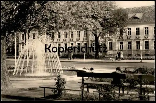 ÄLTERE POSTKARTE NEURUPPIN KARL-MARX-PLATZ SPRINGBRUNNEN BRUNNEN fontaine fountain Kind child enfant Ansichtskarte cpa