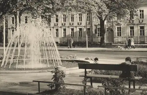 ÄLTERE POSTKARTE NEURUPPIN KARL-MARX-PLATZ SPRINGBRUNNEN BRUNNEN fontaine fountain Kind child enfant Ansichtskarte cpa