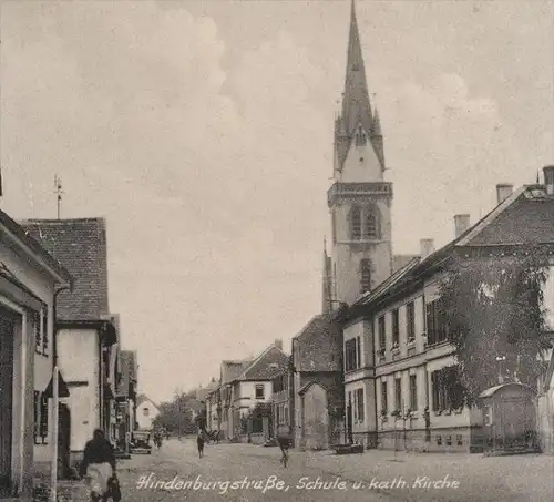 ALTE POSTKARTE GROSS-ZIMMERN HINDENBURGSTRASSE SCHULE & KIRCHE EHRENMAL KREUZSTRASSE Groß-Zimmern bei Darmstadt AK cpa