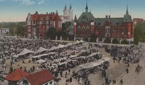 ALTE POSTKARTE BEUTHEN O.-S. MOLTKEPLATZ MIT LANDRATSAMT Schlesien Bytom Markt marché market cpa postcard Ansichtskarte