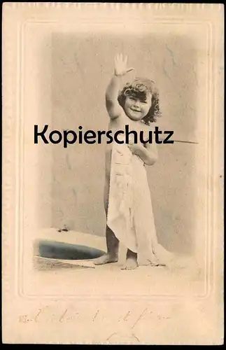 ALTE POSTKARTE MÄDCHEN NIMMT EIN BAD KIND WASCHEN bath child enfant baby bébé toilette Passepartout cpa postcard AK