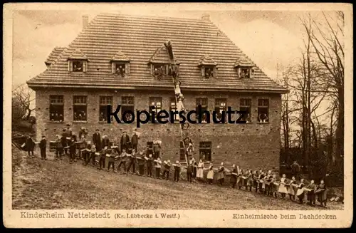 ALTE POSTKARTE KINDERHEIM NETTELSTEDT LÜBBECKE WESTFALEN EINHEIMISCHE BEIM DACHDECKEN Dachdecker AK cpa postcard